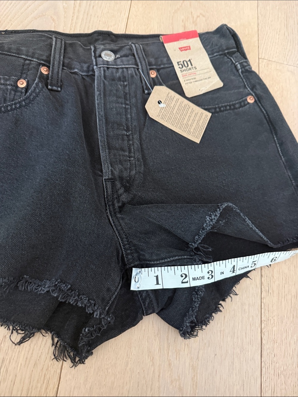 NEW Levi's Black High-Rise 501 Frayed Denim Shorts sz26 - Picture 6 of 6